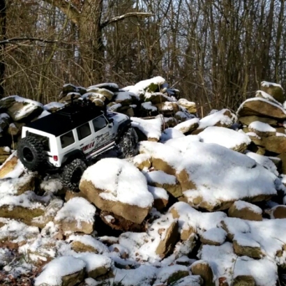 Finally it snowed and the SCX10 didn’t want to stay dry