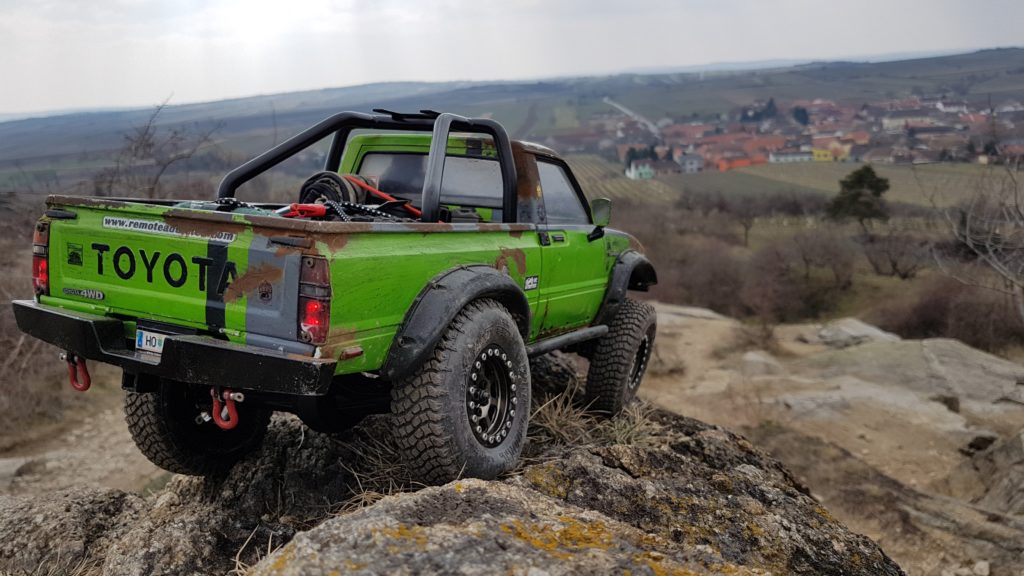 axial scx10 toyota hilux