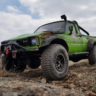 axial toyota hilux scx10